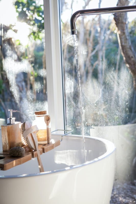 best ways to create a luxurious bathroom experience while glamping 6 scaled